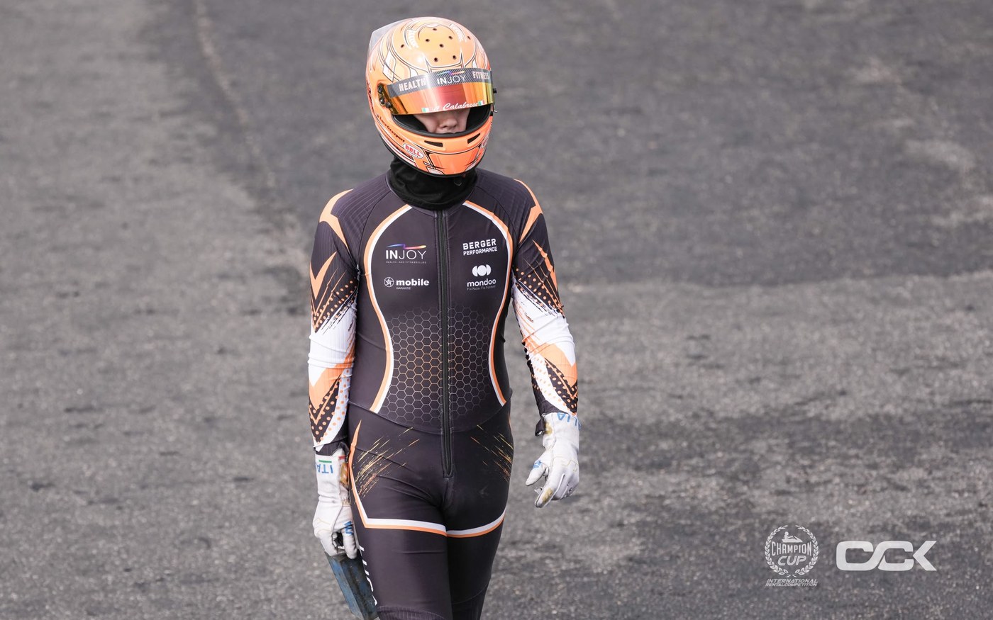Luca Graupner im Rennanzug auf dem Weg zum Kart, Viterbo