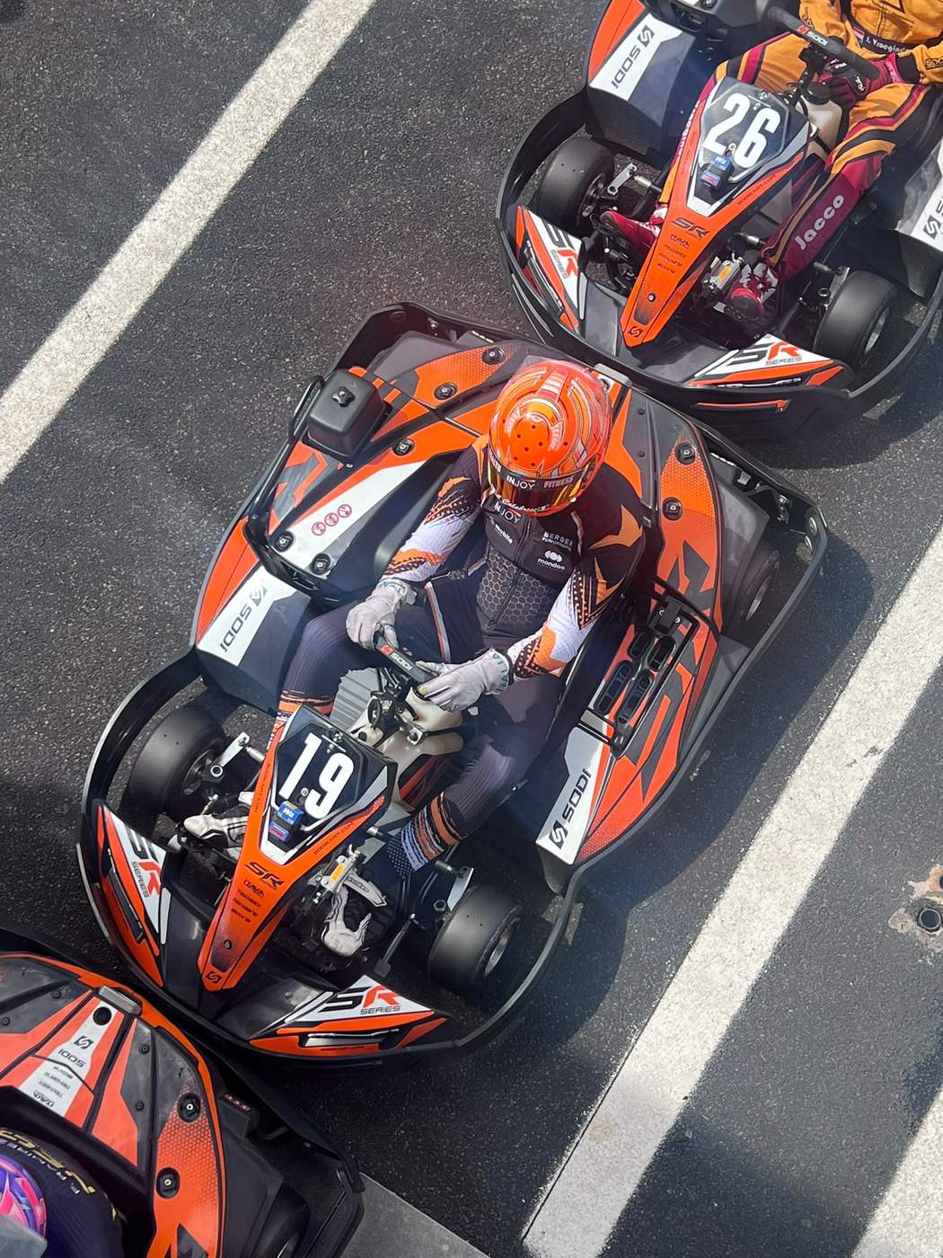 Luca Graupner im Kart Nummer 19 in der Startaufstellung