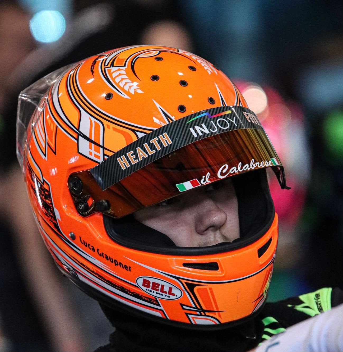 Blick durch das Visier: Luca Graupner im orangen Helm