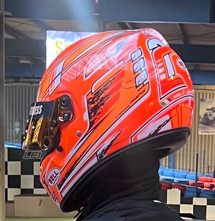 Der Helm vor der Zielflagge