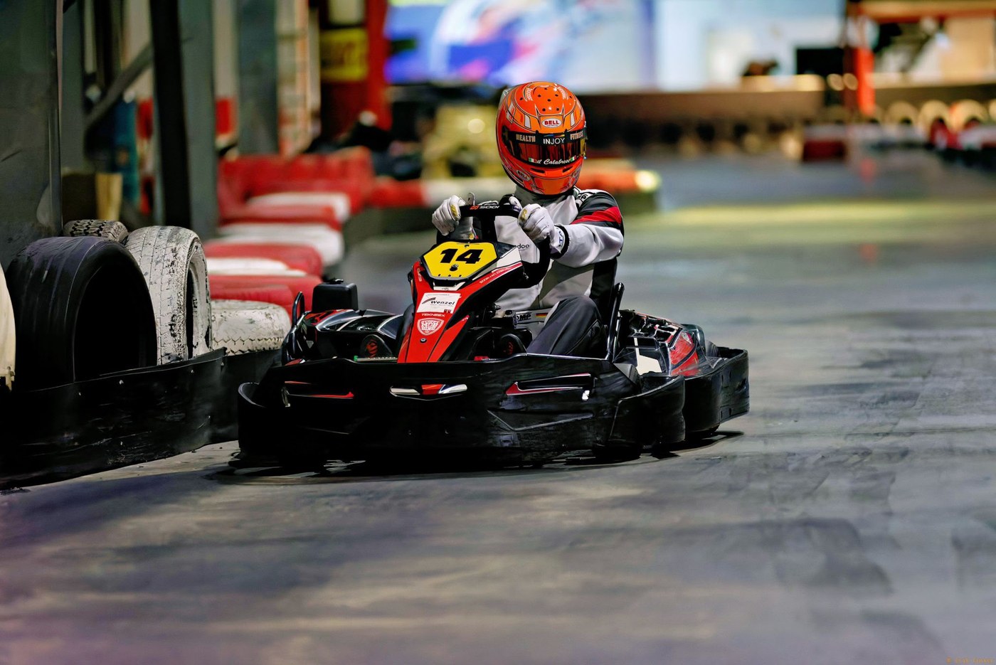 Indoor-Rennen aus der Streckenperspektive