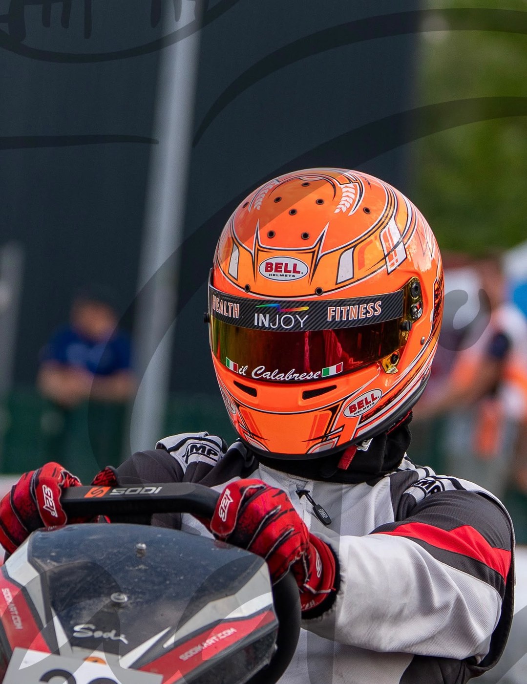Luca Graupner im Kart, Partnerlogos am Helm