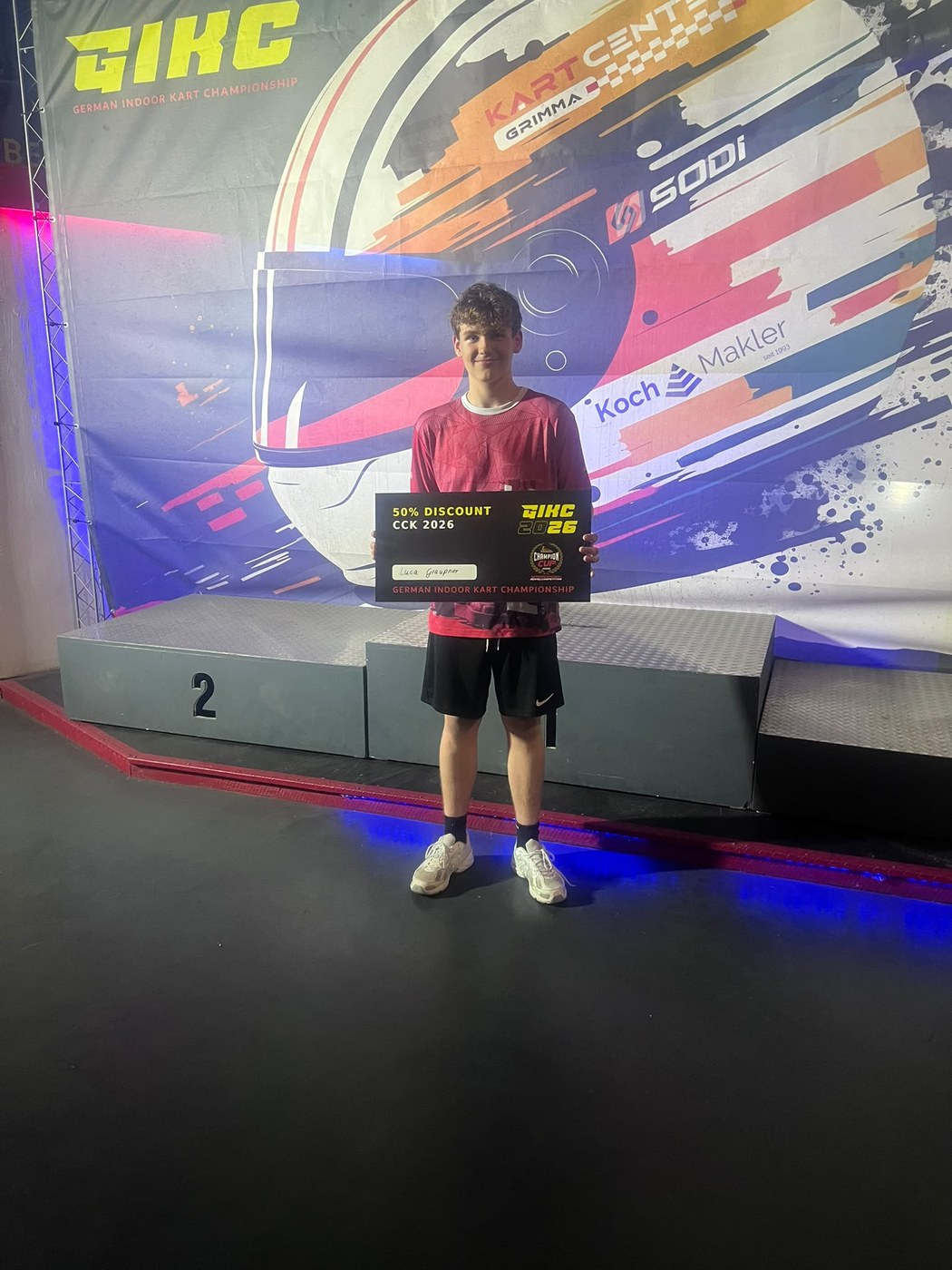 Luca Graupner auf dem Podium mit Urkunde