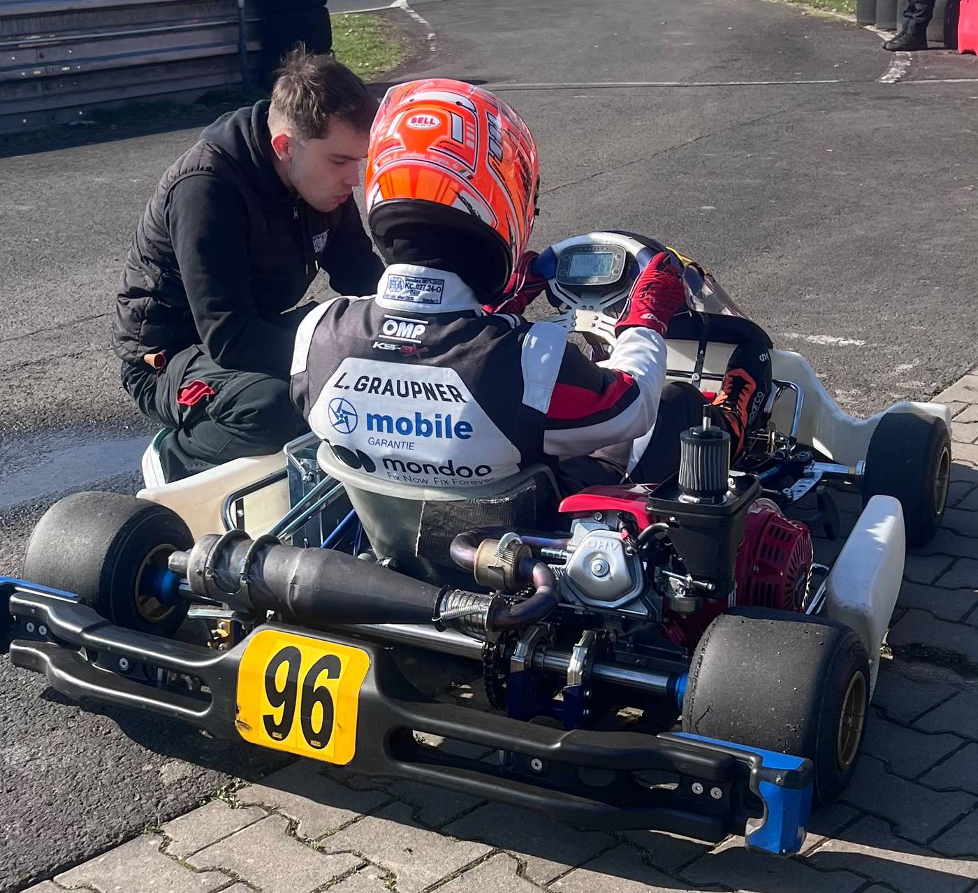 Luca Graupner mit seinem Vater am Kart Nummer 96